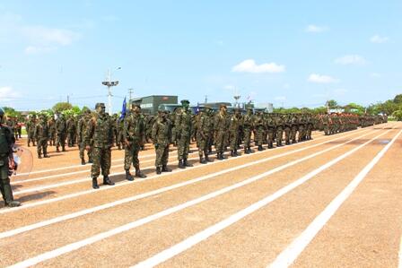 As autoridades e os militares receberam medalhas outorgadas pelo Exército Brasileiro (Foto: Diane Sampaio)