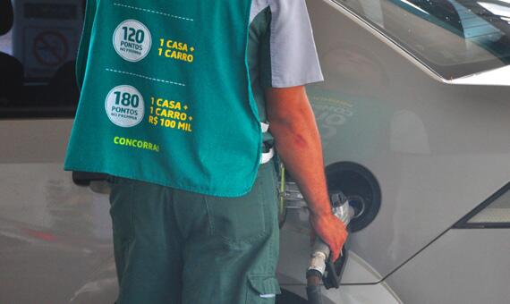 Frentistas viraram o alvo de estelionatários, que abastecem o carro e saem sem pagar (Foto: Rodrigo Sales)