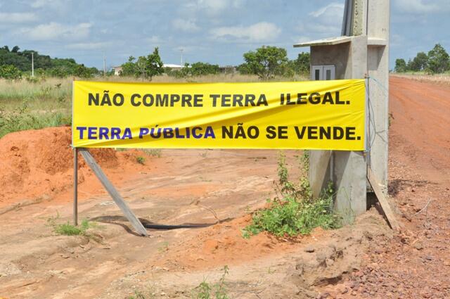 Manifesto contou com faixas de protesto contra a implantação do loteamento (Foto: Rodrigo Sales)
