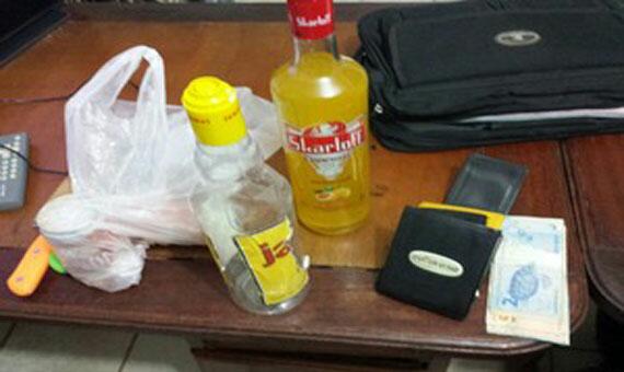Bebidas alcoólicas encontradas por policiais militares dentro do carro do ex-vereador (Foto: Divulgação)