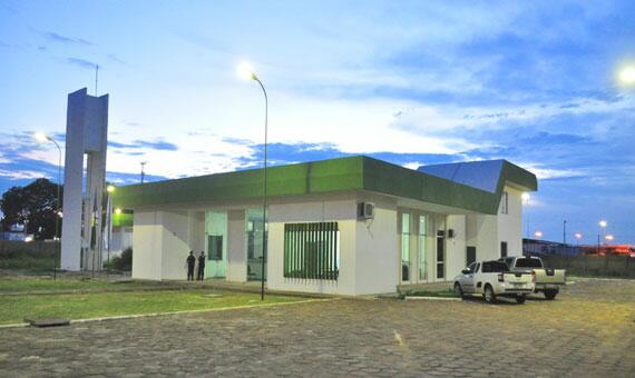 Prédio fica ao lado na antiga sede da Suframa, no bairro São Vicente (Foto: Rodrigo Sales)