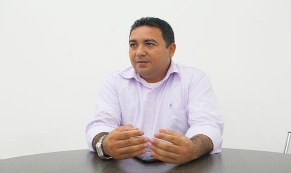 Há 13 anos atuando como corretor, Emerson Monteiro buscou se capacitar para se reinventar no ramo (Foto: Diane Sampaio)