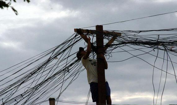 Os 'gatos' de energia estão por todo canto e oferecem riscos à população (Foto: Arquivo/Folha)