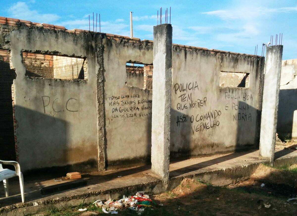 O local conhecido como favela foi pichado pelas facções