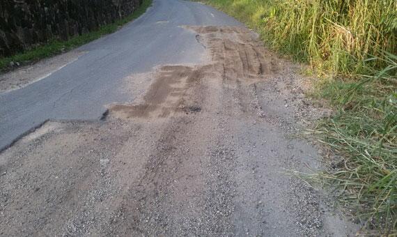 Em vez de utilizar asfalto para tapar os buracos, a prefeitura usou areia (Foto: Divulgação)