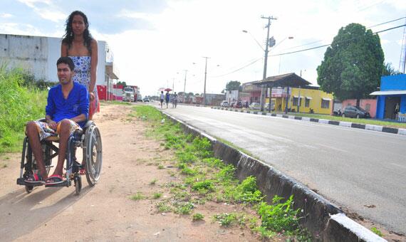 Harllen Teles: “Tenho que me locomover pelas laterais da via, porém, por não ter calçada fica complicado” (Foto: Rodrigo Sales)