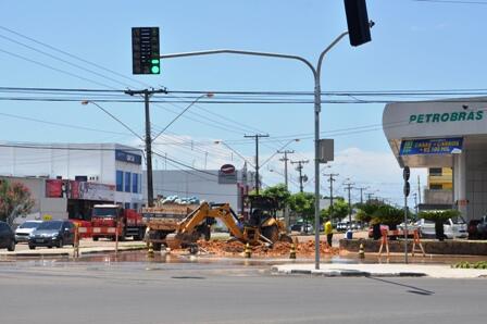 O rompimento da tubulação aconteceu na avenida Santos Dumont (Foto: Samara Cordeiro)