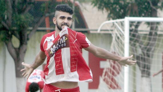O atacante Washington festeja após marcar o gol da vitória sobre o Vilhena, neste domingo, no estádio Ribeirão (Foto: Lucas Luckezie)