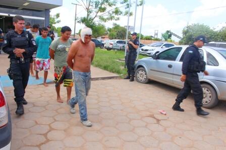 Foi preciso escolta de agentes do GRT e uma Van, hoje pela manhã, para levar os oito presos à Penitenciária Agrícola do Monte Cristo (Foto: Diane Sampaio)