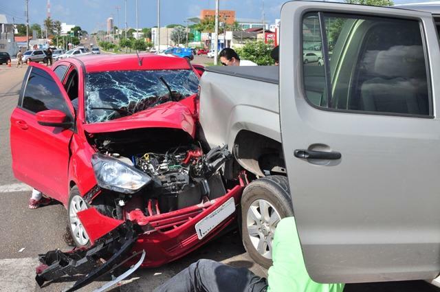 Motorista de uma caminhonete freou para dar passagem a um pedestre e foi atingido por outro veículo (Foto: Rodrigo Sales)