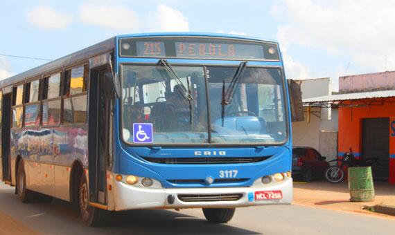 Até ônibus que roda na Capital, na rota do bairro Nova Cidade, foi alvo de bandido no fim de semana (Foto: Diane Sampaio)