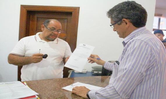 Presidente do Sinter, Ornildo Roberto, entregou o documento na tarde de ontem e aguarda nova negociação (Foto: Diane Sampaio)