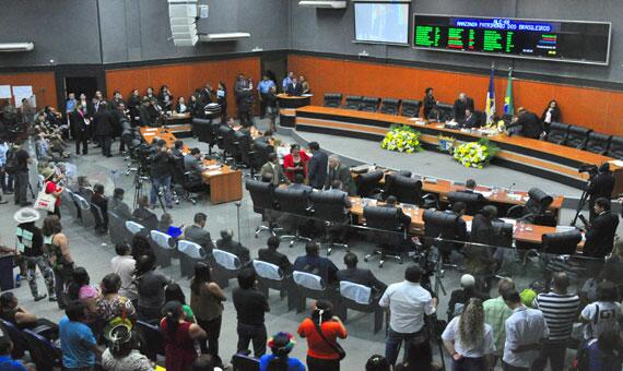 Professores grevistas lotaram as galerias da Assembleia Legislativa para acompanhar votação (Foto: Rodrigo Sales)