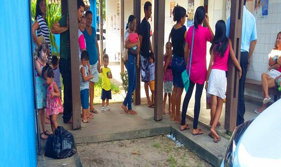 Na hora em que criança furou o dedo com uma agulha encontrada no chão, várias crianças estavam no posto de saúde (Foto: Divulgação)