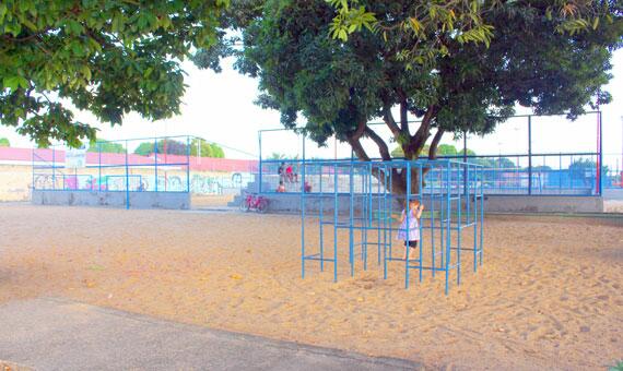 Praça do Asa Branca, segundo moradores, virou ponto de venda de drogas (Foto: Diane Sampaio)