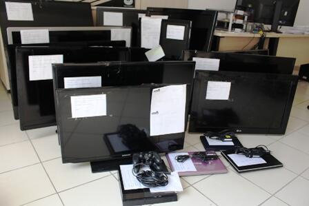 13 TVs, três notebooks, dois aparelhos PS4, e mais sete TVs foram recolhidas aqui na capital (Foto: Diane Sampaio)