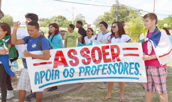 Grupo de estudantes se juntou aos professores grevistas na Praça do Centro Cívico (Foto: Diane Sampaio)