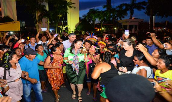 Governadora Suely Campos foi convidada a dançar com as indígenas e conduzida até a tenda dos grevistas para homenagem (Foto: Divulgação)