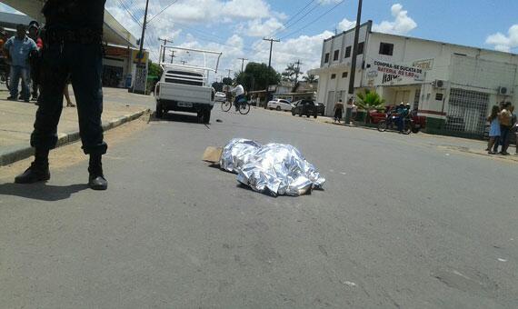 Renato de Oliveira morreu ao tentar atravessar a movimentada avenida, no bairro de Liberdade (Foto: Antônio Sousa)