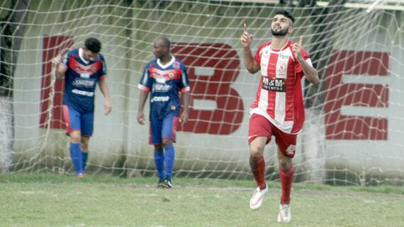 O atacante Washington agradece aos céus após marcar o gol da vitória sobre o Vilhena (RO), no último domingo (Foto: Lucas Luckezie)