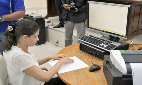 Equipamento vai possibilitar impressão das contas de água em Braille (Foto: Rodrigo Sales)
