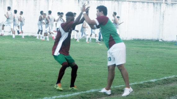 Jean comemora com o técnico Zé Henrique após marcar para o Atlético Roraima (Foto: Lucas Luckezie)