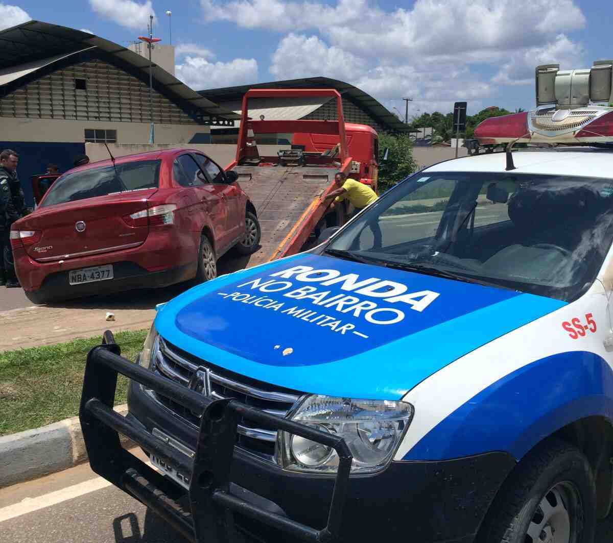 Três pessoas estavam no carro. A quarta pessoa foi presa ao proteger um dos infratores em uma residência no bairro