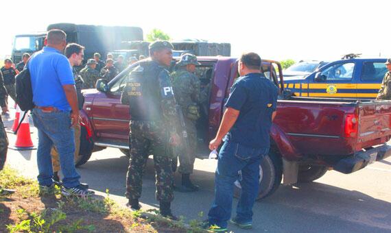 Militares do Exército fiscalizaram veículos ontem à tarde no posto da PRF, na saída da Capital (Foto: Diane Sampaio)