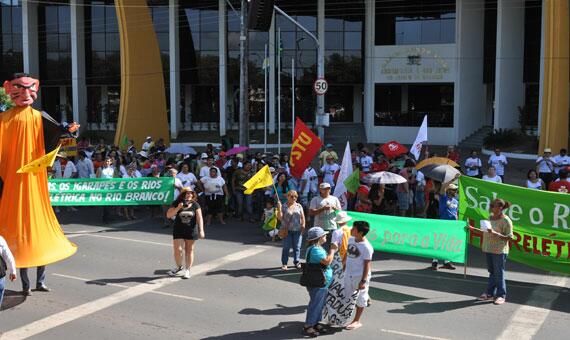 Vigésima primeira edição do Grito dos Excluídos reuniu centenas de pessoas no Centro (Foto: Minervaldo Lopes)