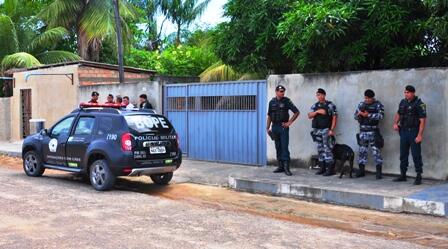 Viaturas da PM estão neste momento na frente da casa do tenente (Foto: Rodrigo Sales)