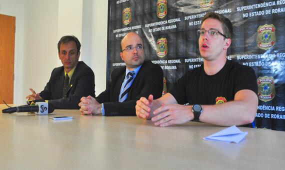 Representante do Ministério da Previdência, Marcelo Ávila e delegados da PF, Alan Robson e Bernardo Adame (Foto: Rodrigo Sales)
