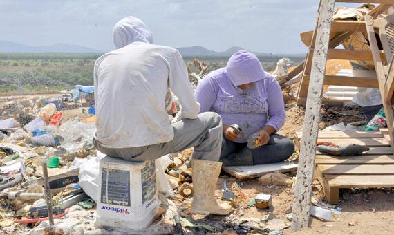 Aterro sanitário virou lixão em Boa Vista, onde centenas de famílias de catadores vivem e trabalham de forma precária (Foto: Rodrigo Sales)