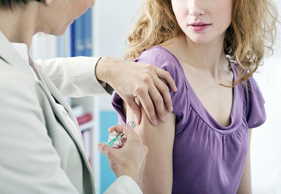 Ministério da Saúde realiza mobilização para incentivar meninas a tomar a segunda dose para garantir proteção contra HPV