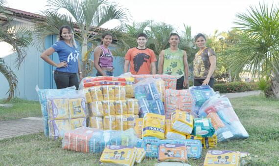 Os acadêmicos da Estácio arrecadaram mais de 4.600 fraldas (Fotos divulgação)