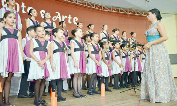 Professores e alunos juntos durante as atividades