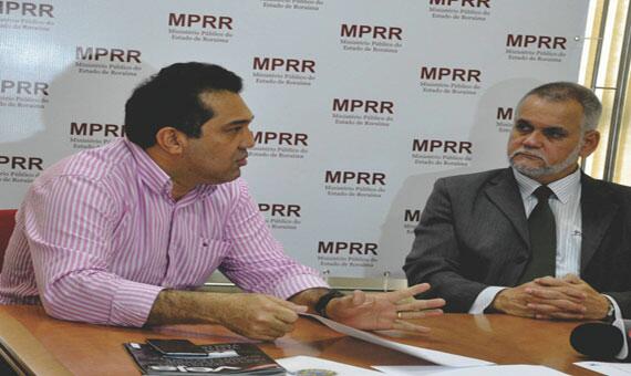 Deputado federal Carlos Andrade e promotor de justiça Ademir Teles (Foto: Ricardo Rodrigues/MPRR)