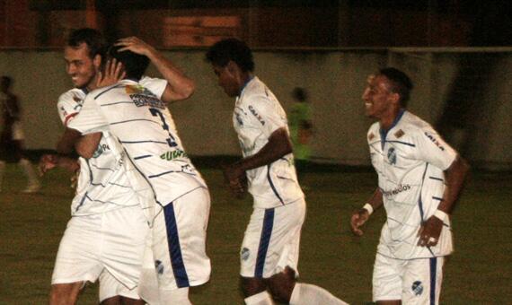 Jogadores do São Raimundo comemoram após o time abrir o placar no estádio Ribeirão (Foto: Lucas Luckezie)