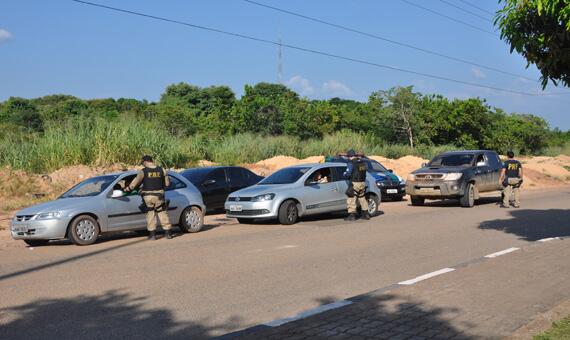 Motoristas foram abordados por policiais rodoviários federais (Foto: Sâmara Cordeiro)