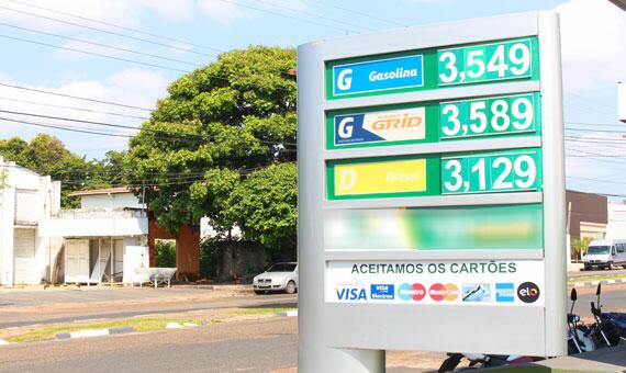 Consumidores devem se preparar para novo impacto no orçamento familiar com aumento do preço da gasolina (Foto: Diane Sampaio)