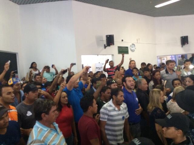 Os manifestantes estiveram presentes na sessão em apoio ao projeto de autoria do vereador Júlio Cezar (PRP), que tem a proposta de transformar o assentamento em área de interesse social (Foto: Rodrigo Sales)