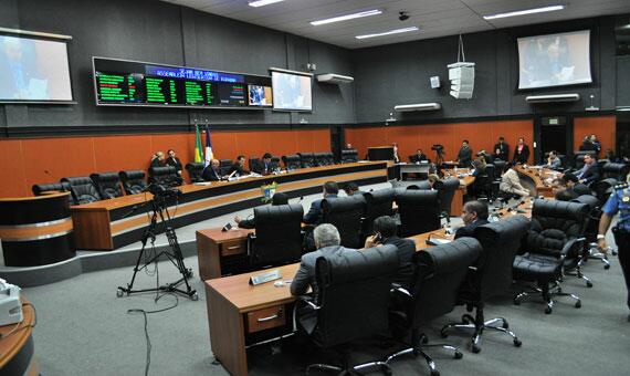 Discussão do projeto foi suspenso com pedido de vistas dos deputados da base governista (Foto: Rodrigo Sales)