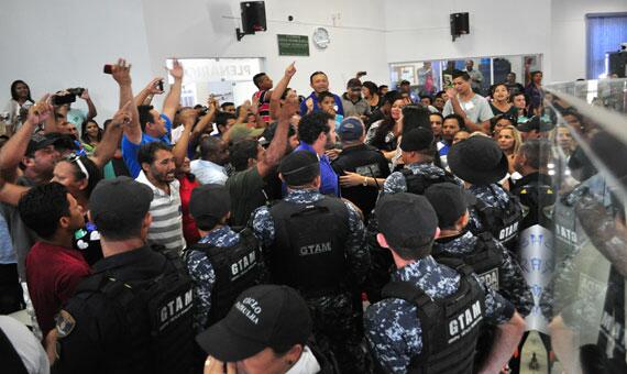 Guardas municipais foram chamados para garantir a segurança na Câmara (Foto: Rodrigo Sales)