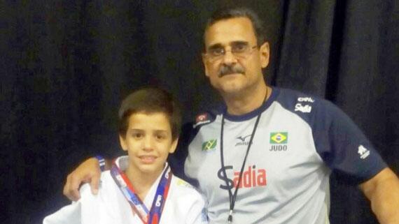 O presidente da Fejurr, Paulo Cézar Ferreira, ao lado do judoca Danillo Rodrigues (Foto: Divulgação)