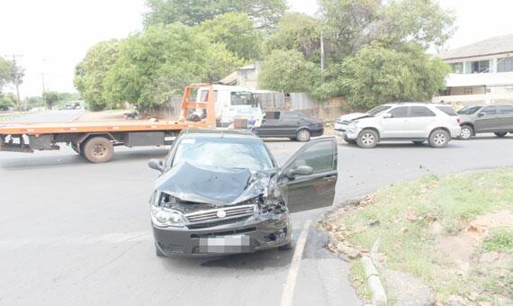 Carros se envolveram em acidente na esquina das ruas Terêncio Lima com Professor Diomedes (Foto: Diane Sampaio)