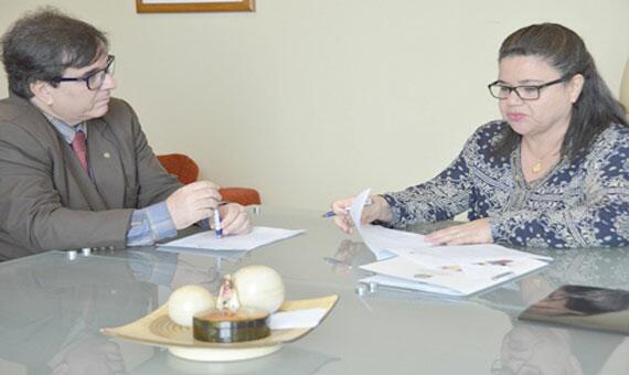 Reitora da UFRR, Gioconda Martinez, e o juiz Alexandre Magno Magalhães (Foto: Divulgação - Ascom UFRR)