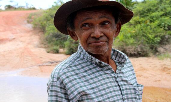 Domingos Cardoso se emociona ao falar das dificuldades enfrentadas no garimpo e dos irmãos que estão no Piauí (Foto: Nara Nascimento)