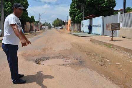 Os buracos, os alagamentos e a poeira deixam uma sujeira enorme, gerando um verdadeiro transtorno aos moradores (Foto:Rodrigo Sales)