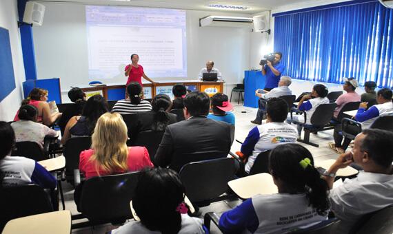 Catadores e representantes de entidades de coleta seletiva se reuniram em um Fórum para discutir retirada das famílias do lixão (Foto: Rodrigo Sales)