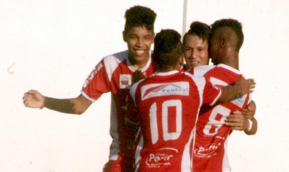 Jogadores abraçam Allan após o jogador marcar o gol que abriu o placar para o Baré, contra o River, pelo Campeonato Roraimense Sub-20 (Foto: Lucas Luckezie)