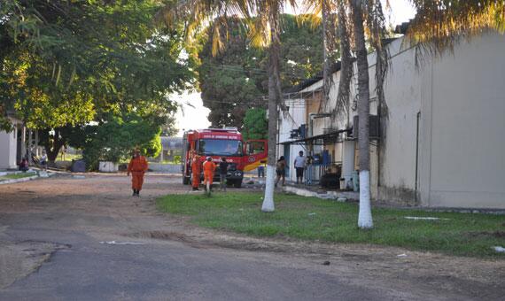 Bombeiros conseguiu conter as chamas (Foto: Samara Cordeiro)